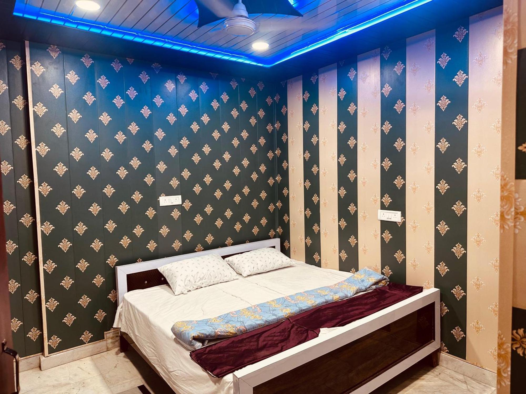Hotel Raju Homestay Ayodhya 150 Meters From Shree Ram Janmbhoomi Temple 200 Meters From Ayodhya Dham Railway Station Bagian luar foto