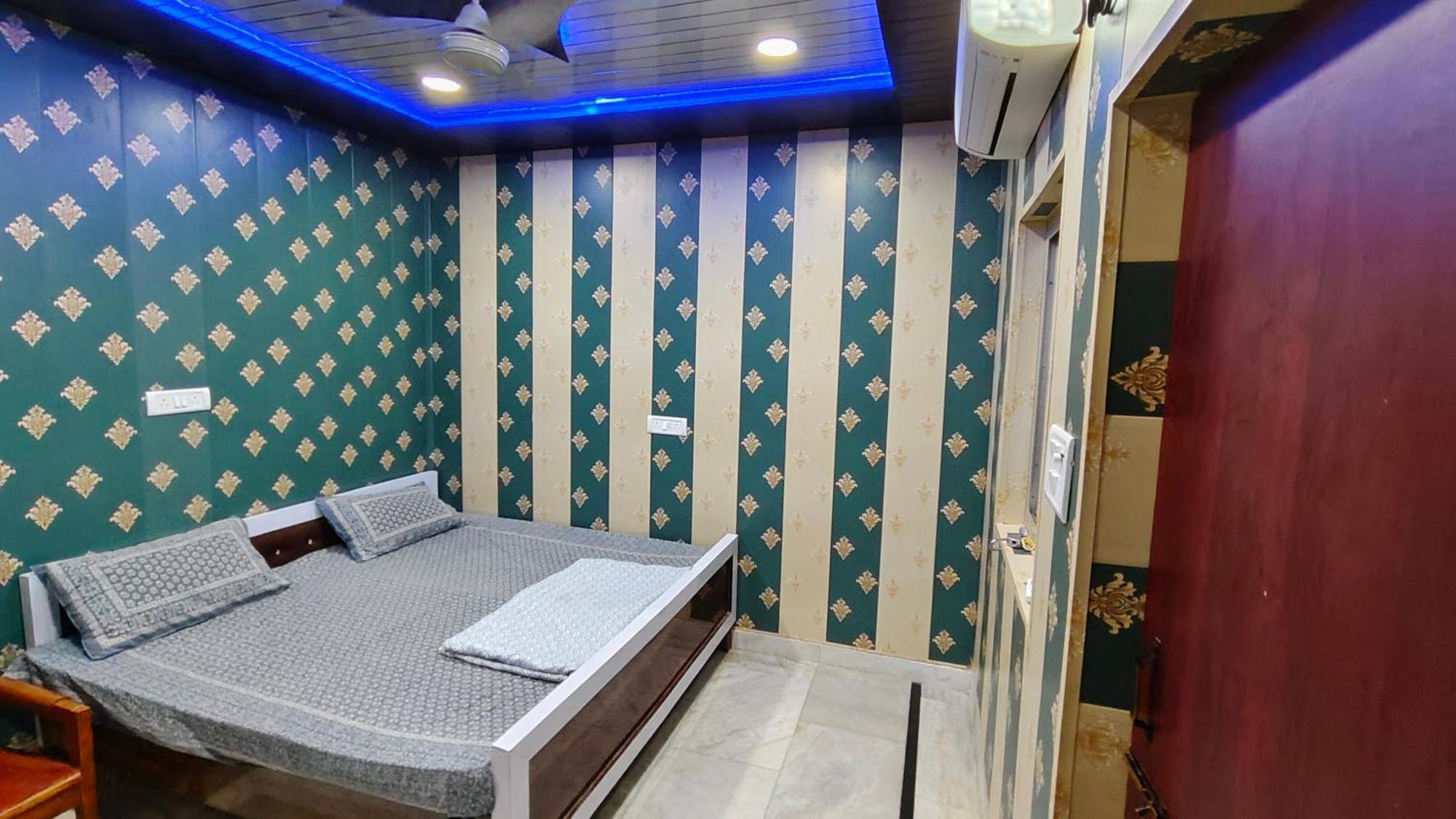 Hotel Raju Homestay Ayodhya 150 Meters From Shree Ram Janmbhoomi Temple 200 Meters From Ayodhya Dham Railway Station Bagian luar foto