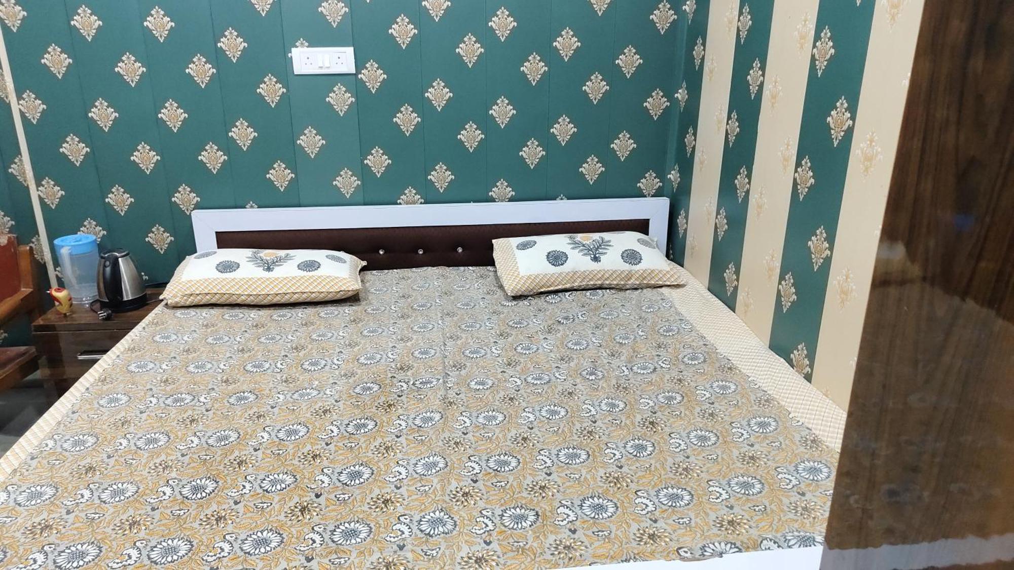 Hotel Raju Homestay Ayodhya 150 Meters From Shree Ram Janmbhoomi Temple 200 Meters From Ayodhya Dham Railway Station Bagian luar foto