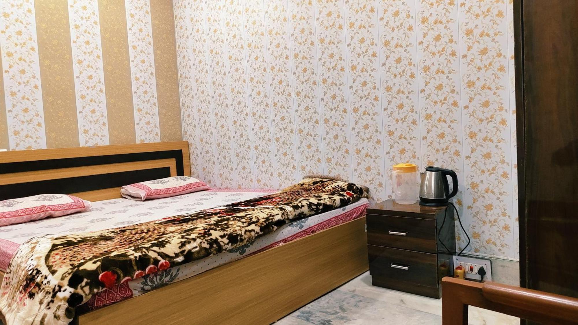 Hotel Raju Homestay Ayodhya 150 Meters From Shree Ram Janmbhoomi Temple 200 Meters From Ayodhya Dham Railway Station Bagian luar foto